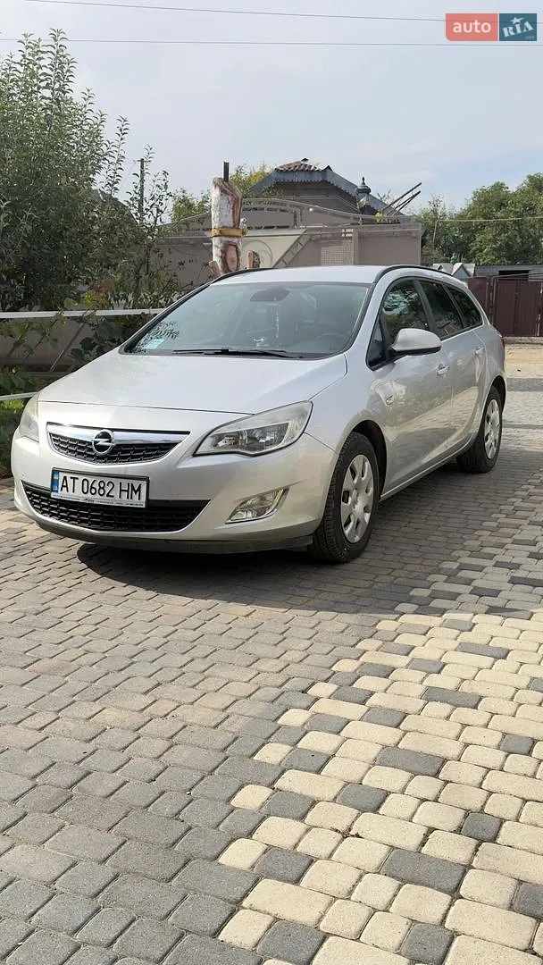 Opel Astra, 2011