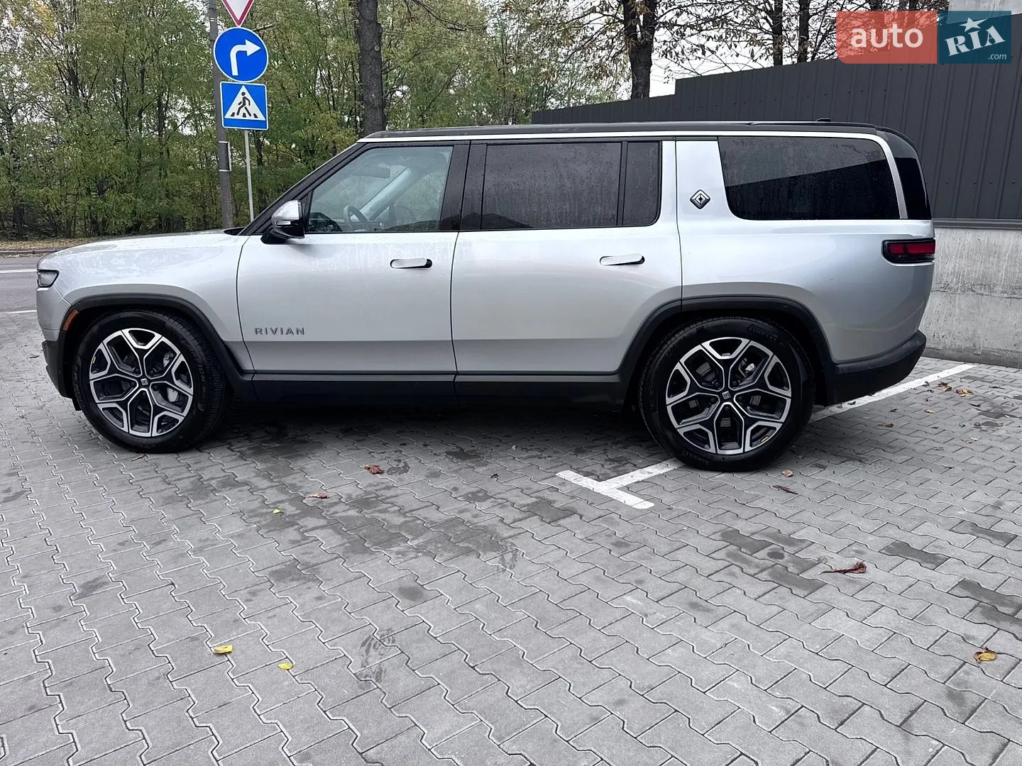 Rivian R1S, 2025