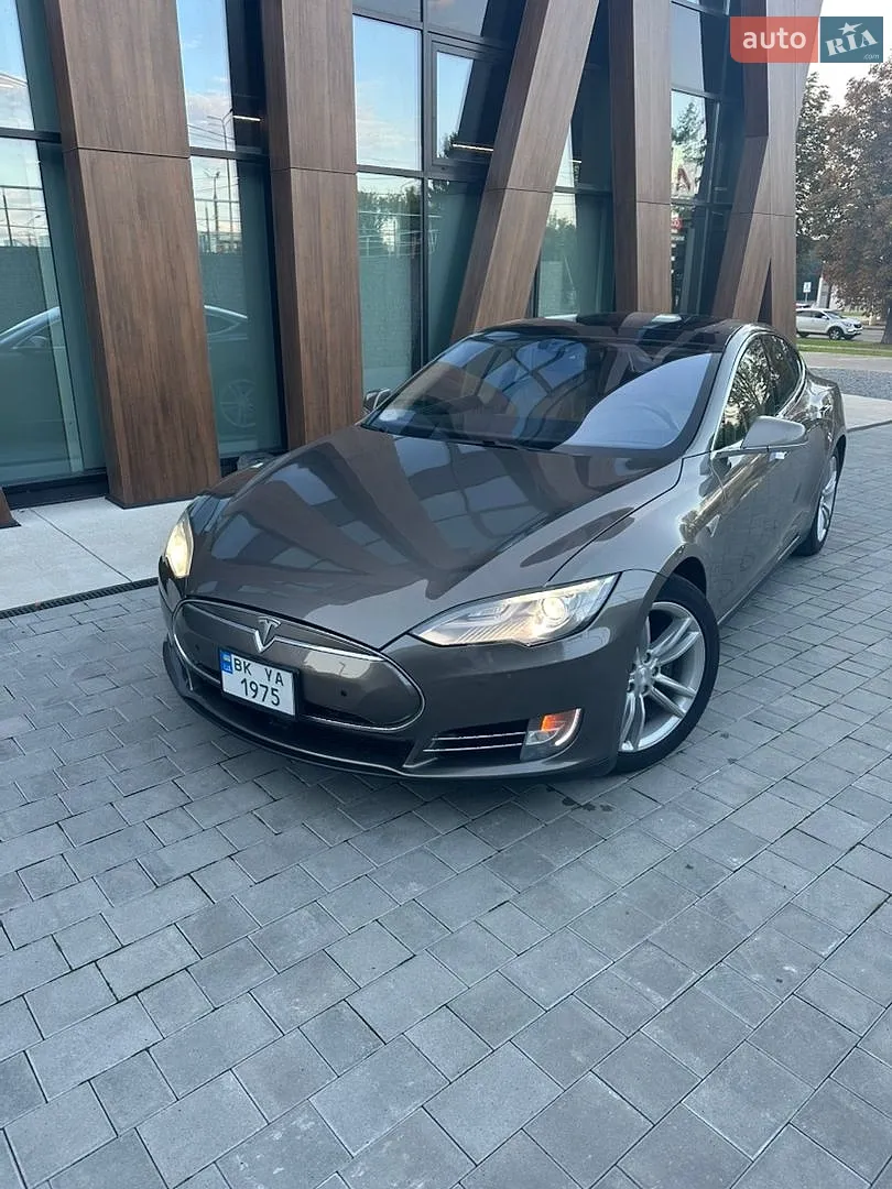 Tesla Model S, 2015