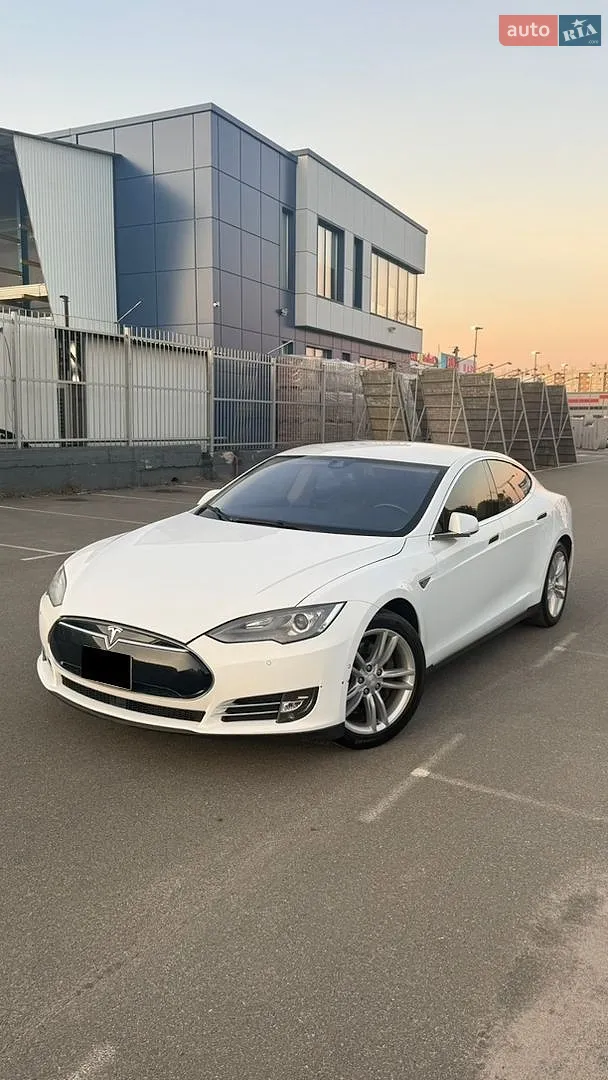 Tesla Model S, 2015