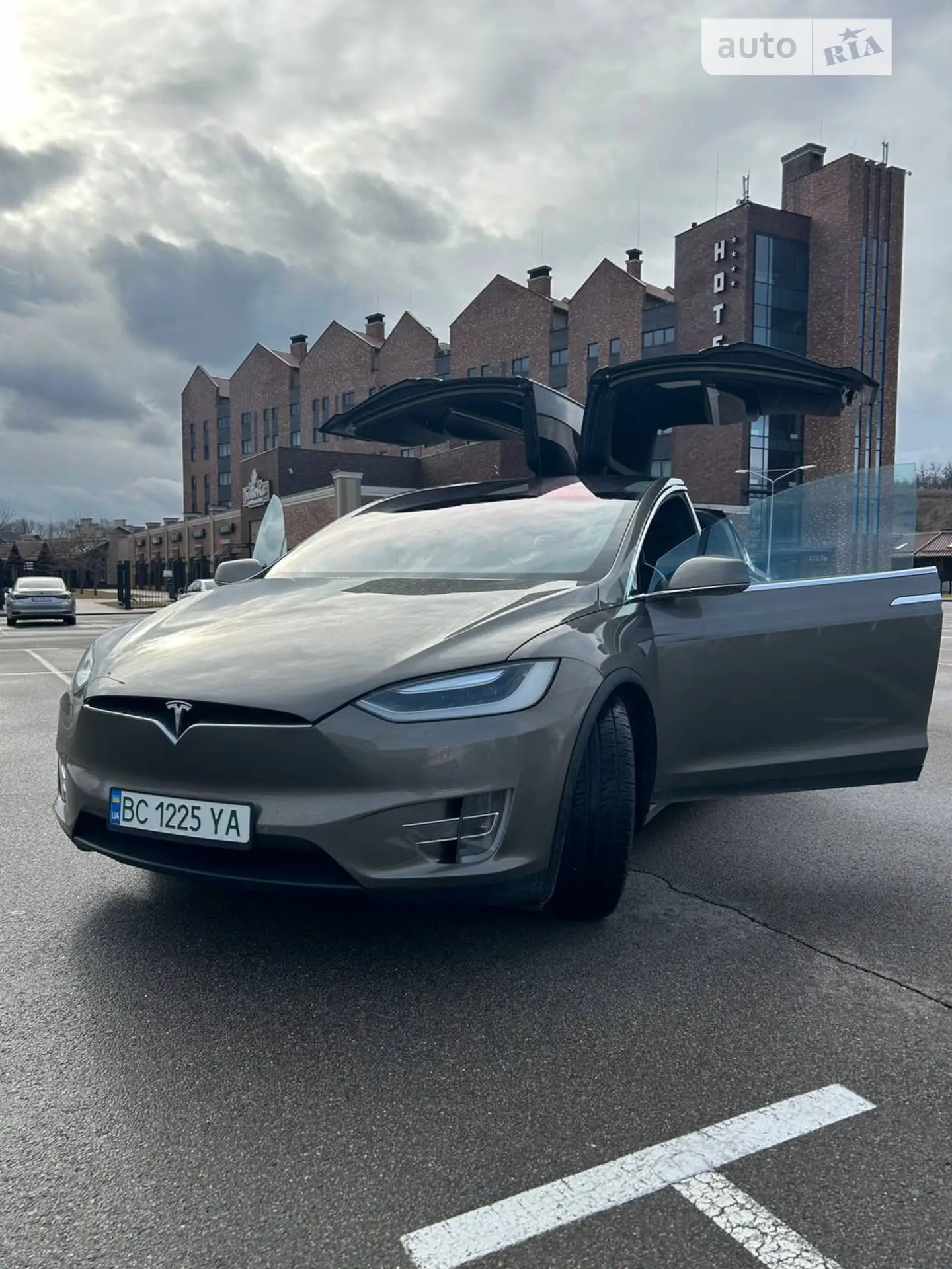 Tesla Model X, 2016