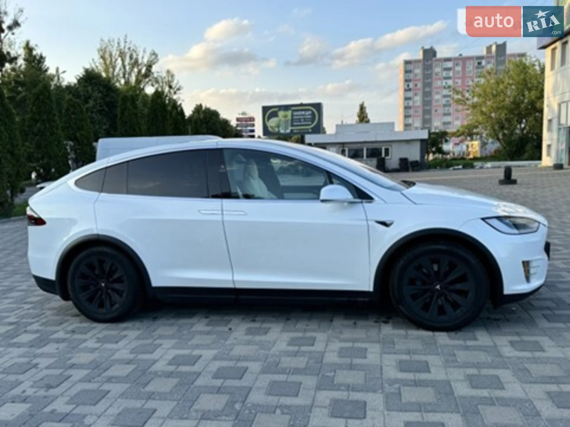 Tesla Model X, 2017