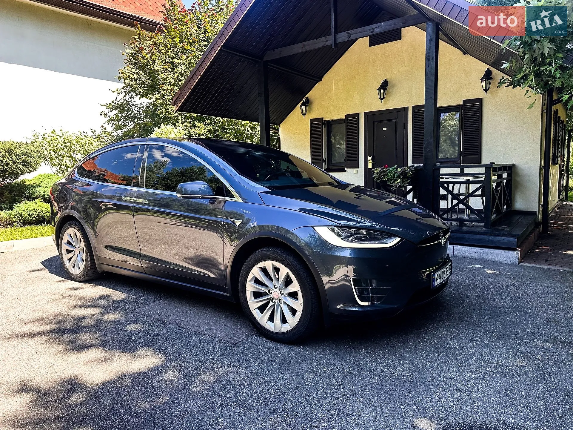 Tesla Model X, 2017