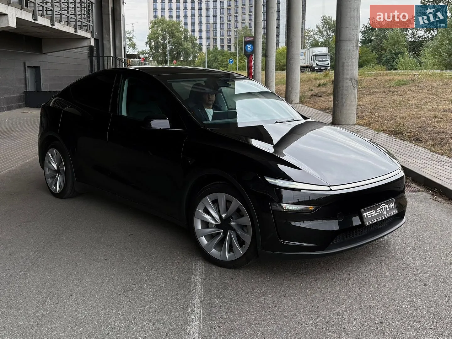 Tesla Model Y, 2025