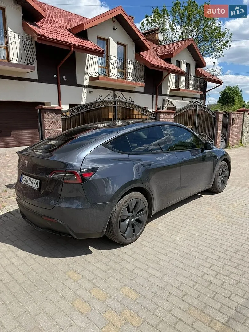 Tesla Model Y, 2024