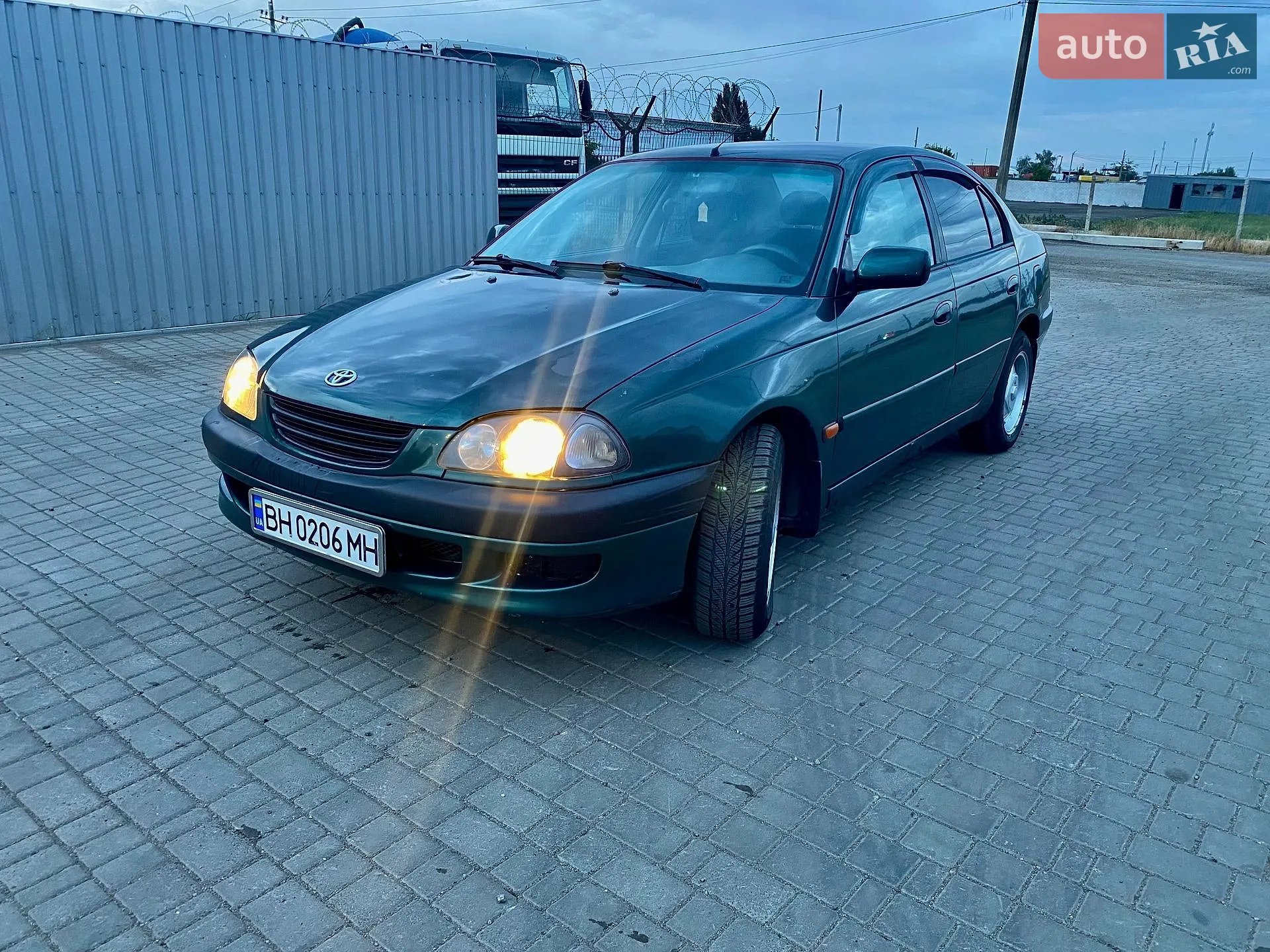 Toyota Avensis, 1998