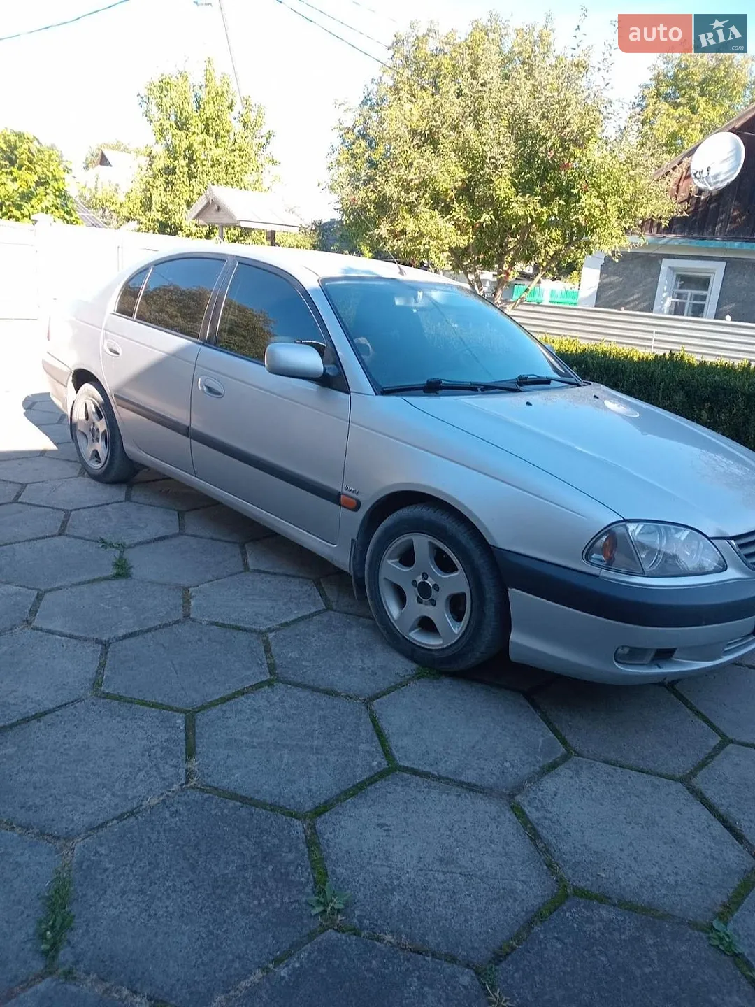 Toyota Avensis, 2001