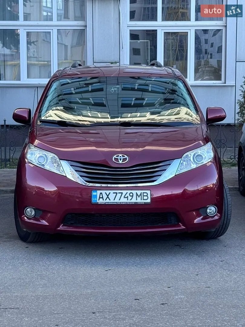 Toyota Sienna, 2012