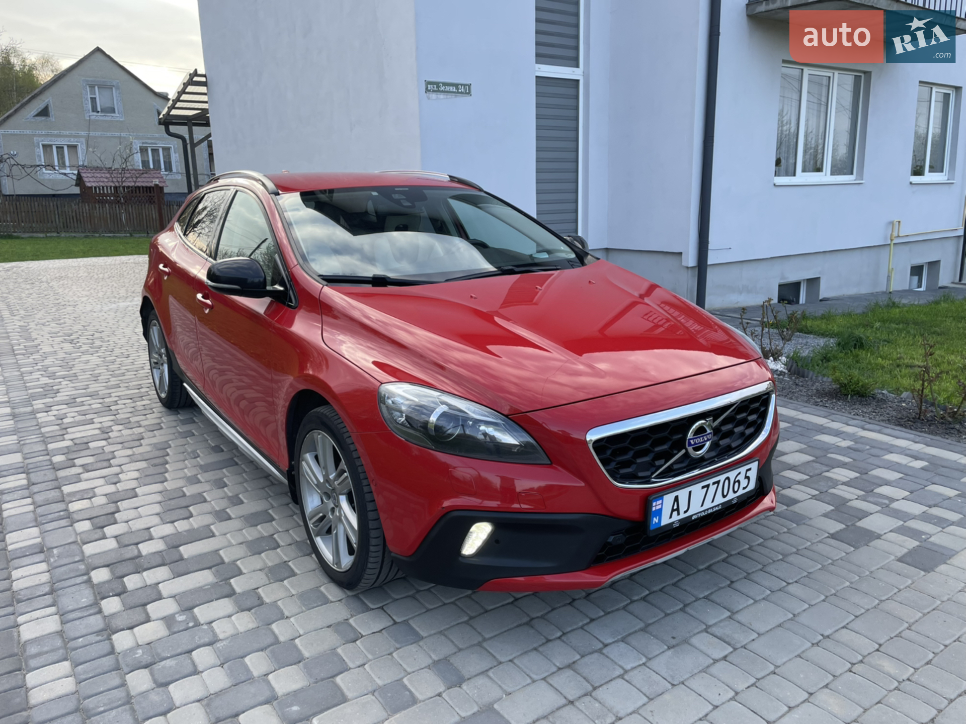 Volvo V40 Cross Country, 2013