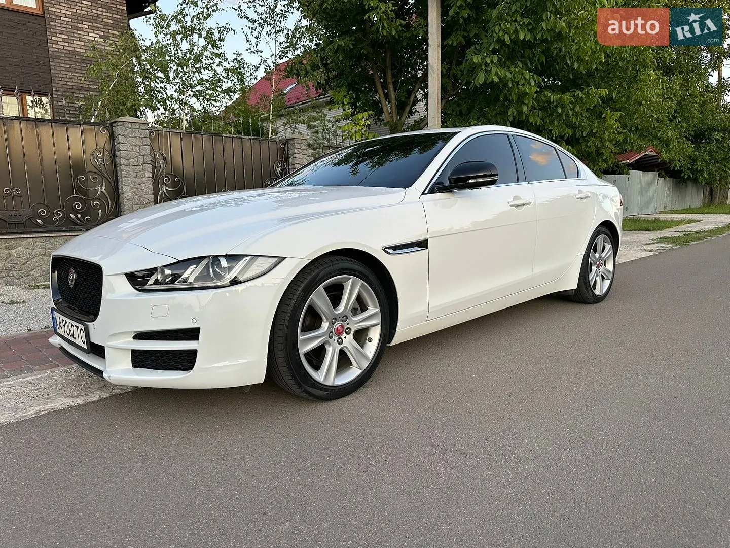 Jaguar XE, 2016