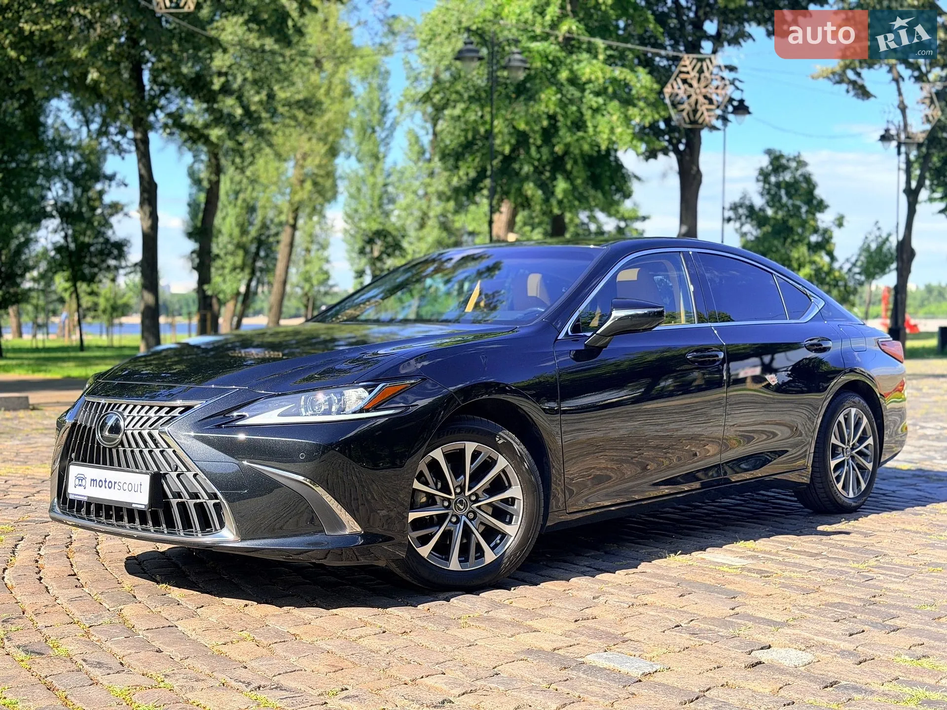 Lexus ES, 2022