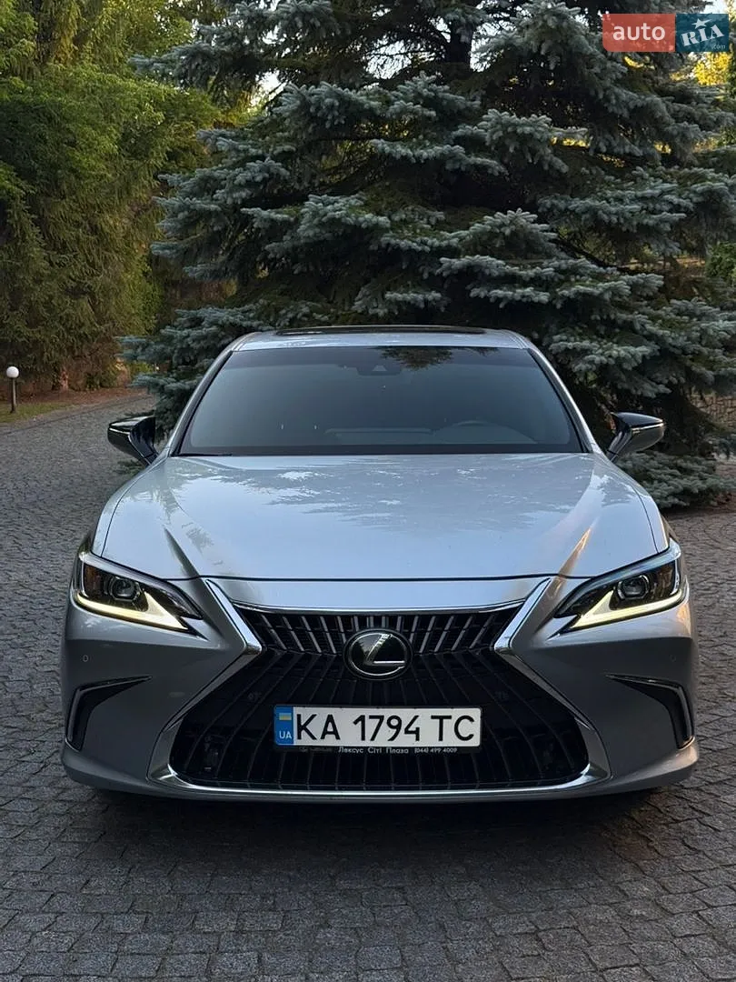 Lexus ES, 2022
