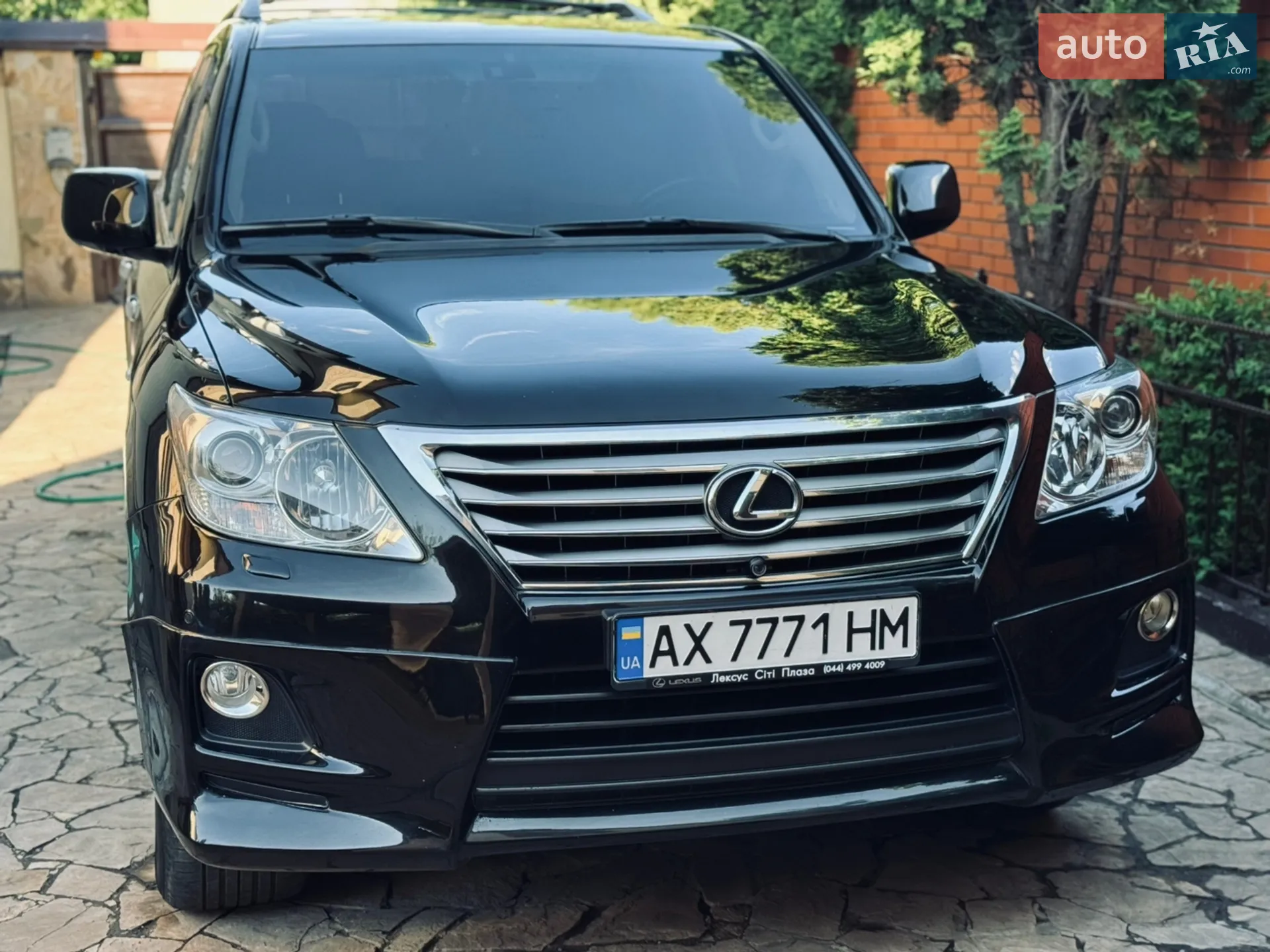Lexus LX, 2011