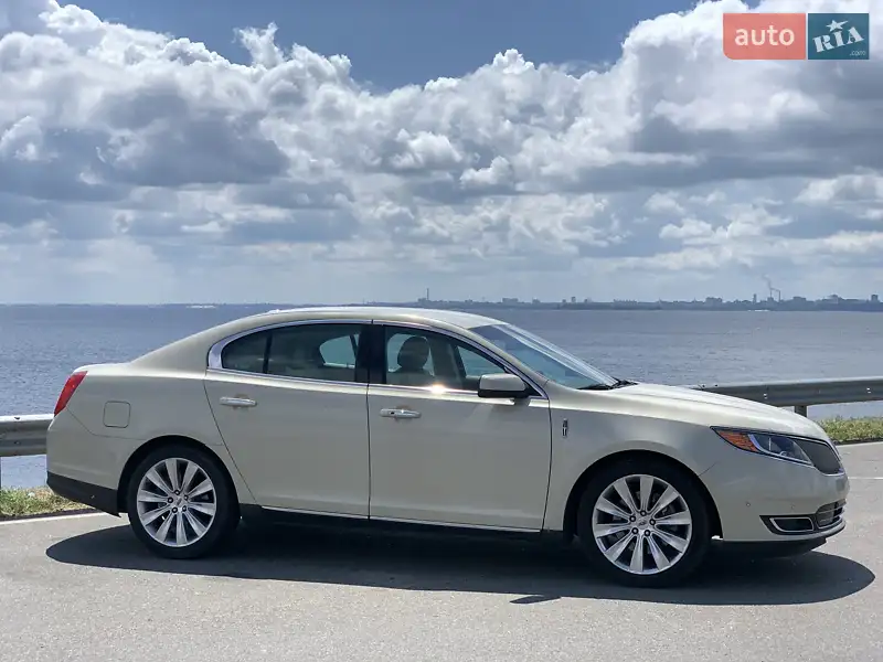 Lincoln MKS, 2014