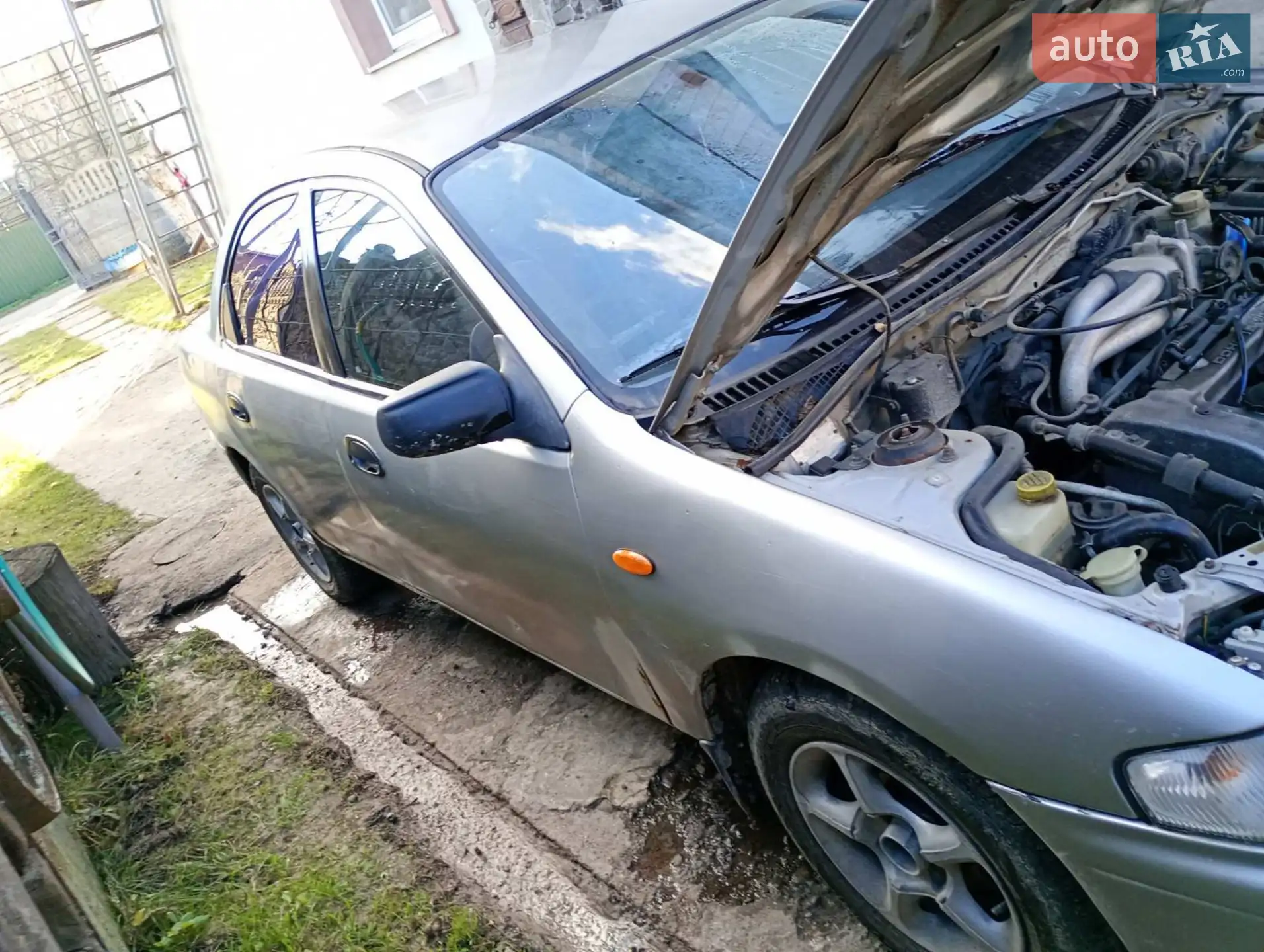 Mazda 323, 1998