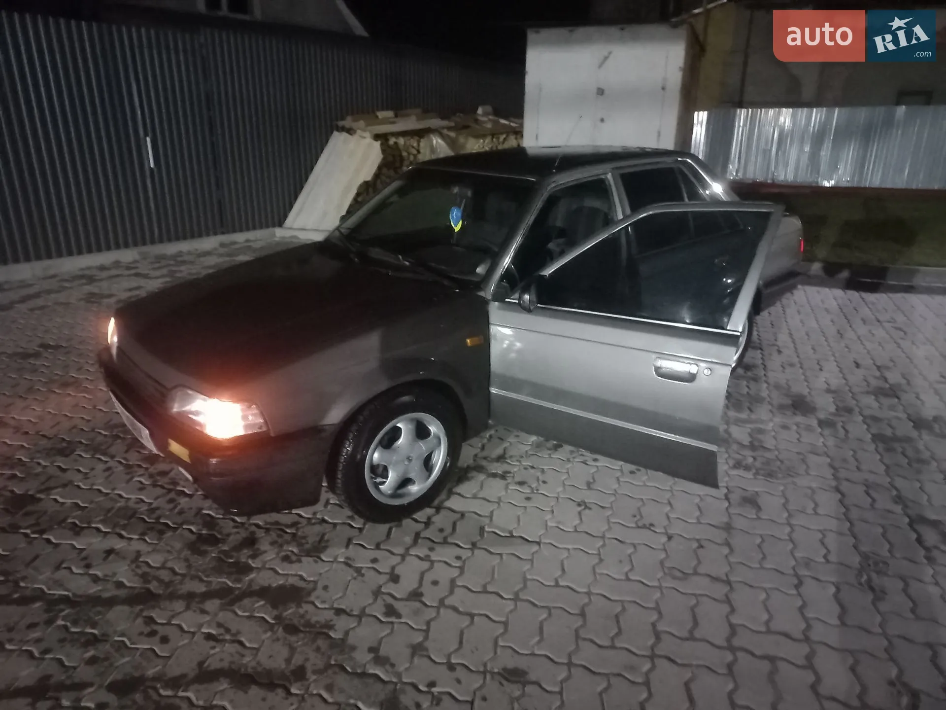 Mazda 323, 1989