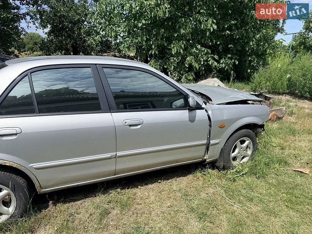 Mazda 323, 2001