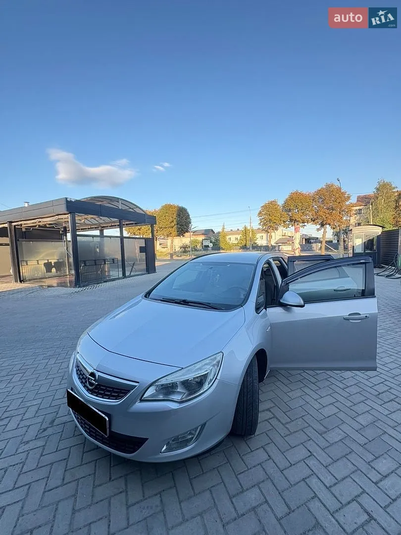 Opel Astra, 2011