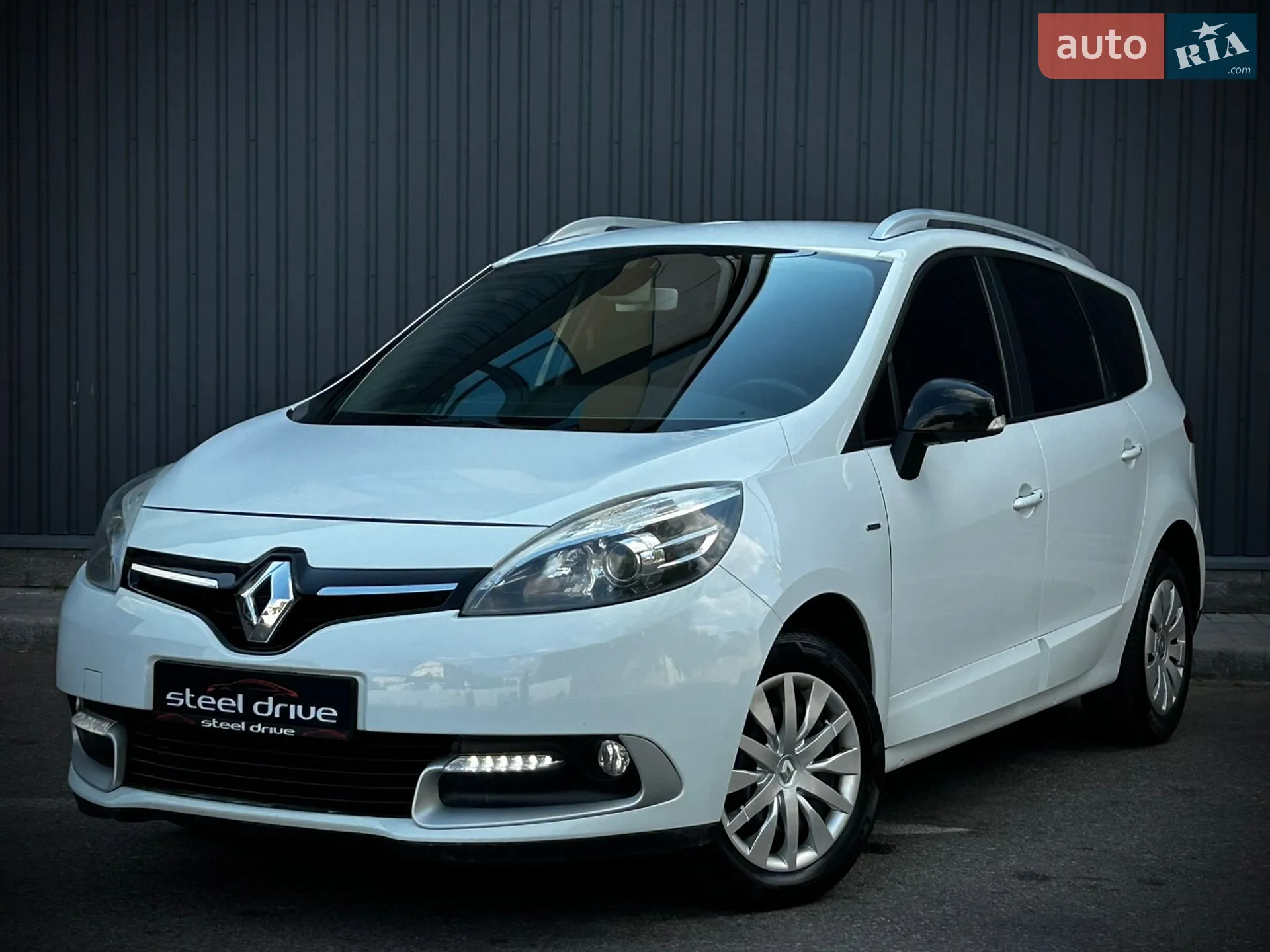 Renault Grand Scenic 2015 — 1