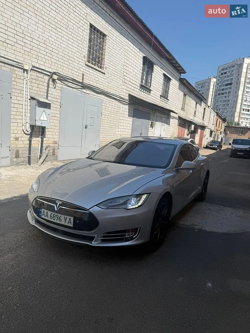 Tesla Model S, 2015