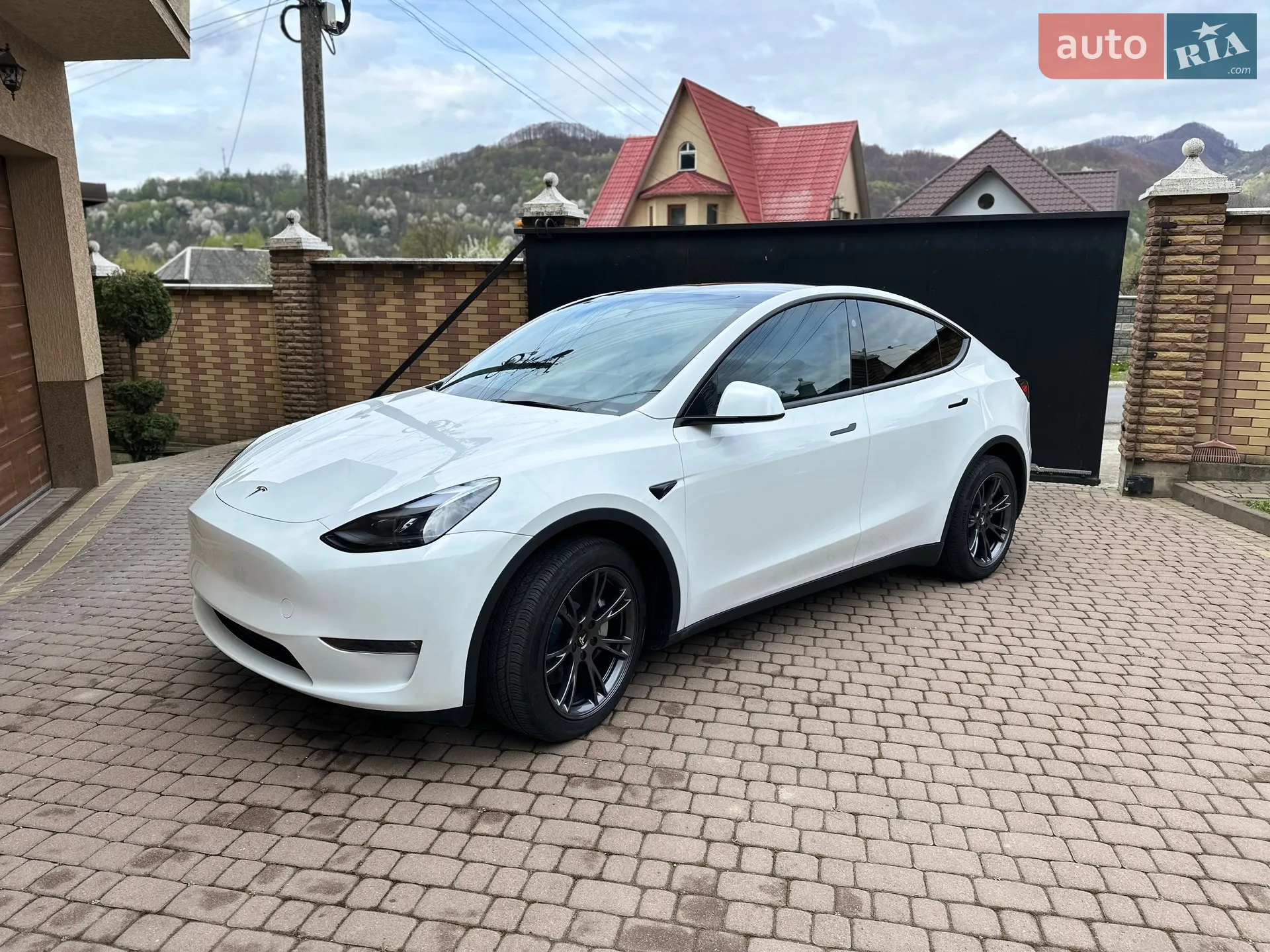 Tesla Model Y, 2024