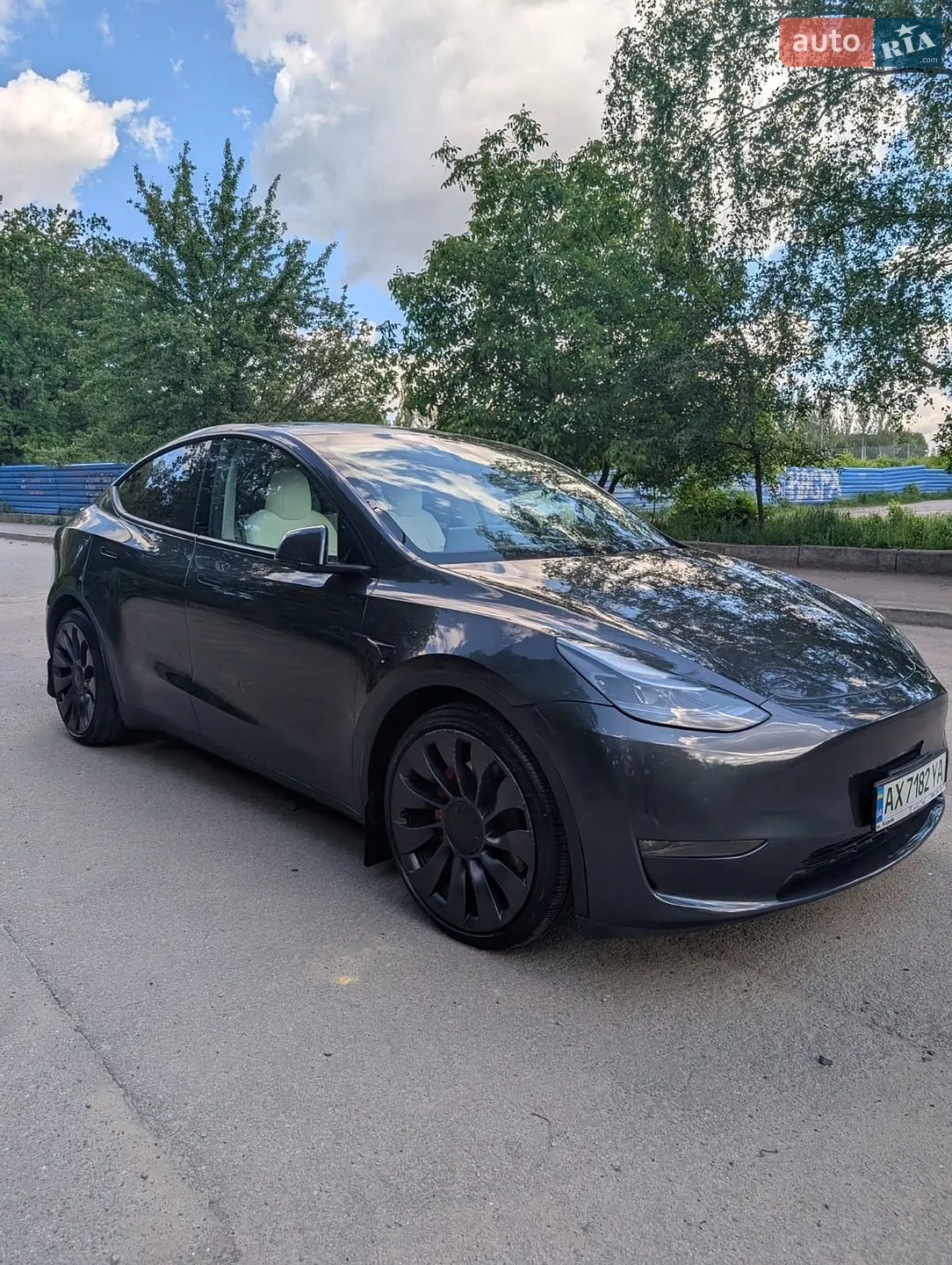 Tesla Model Y, 2024