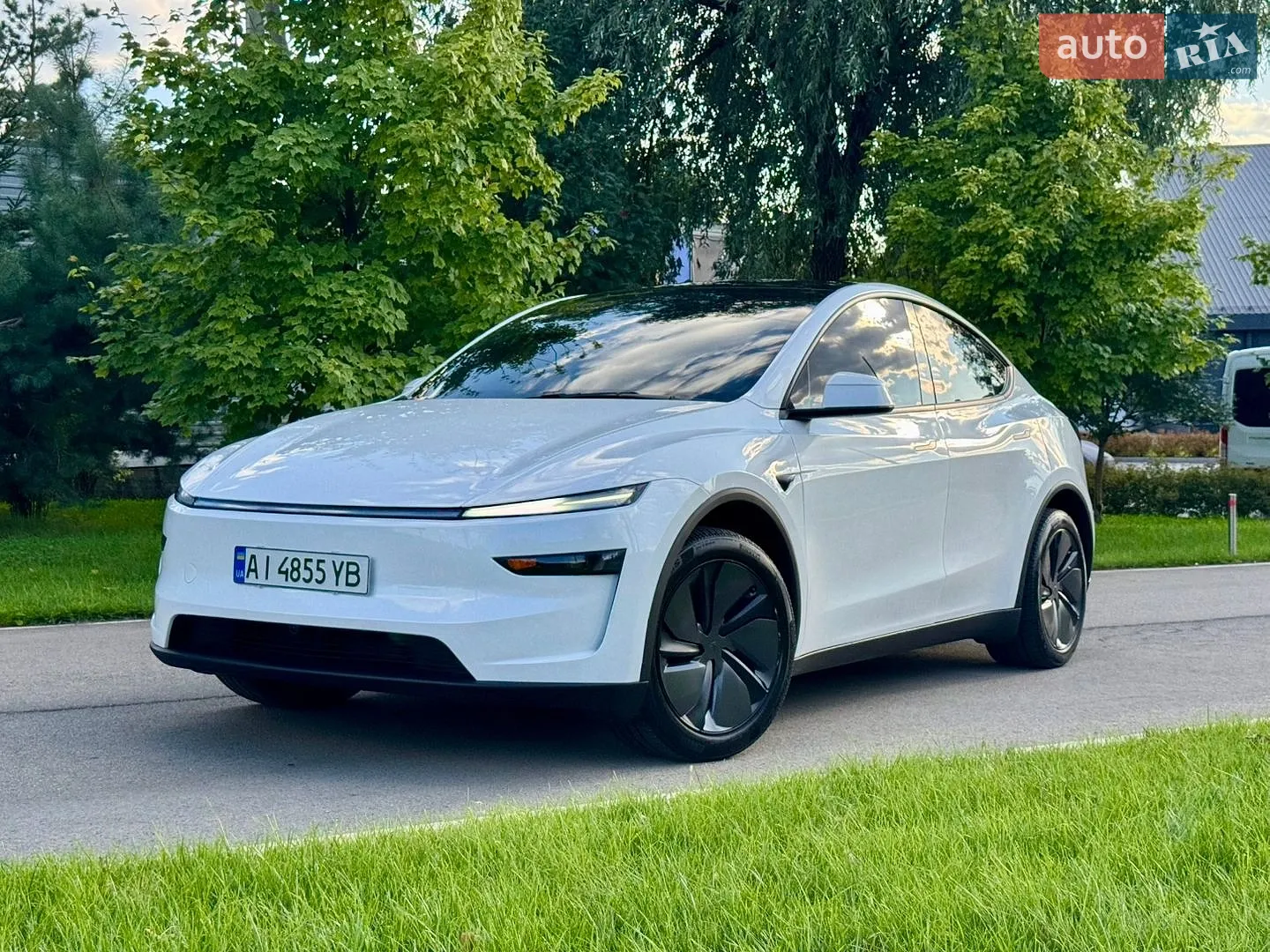 Tesla Model Y 2025 — 1