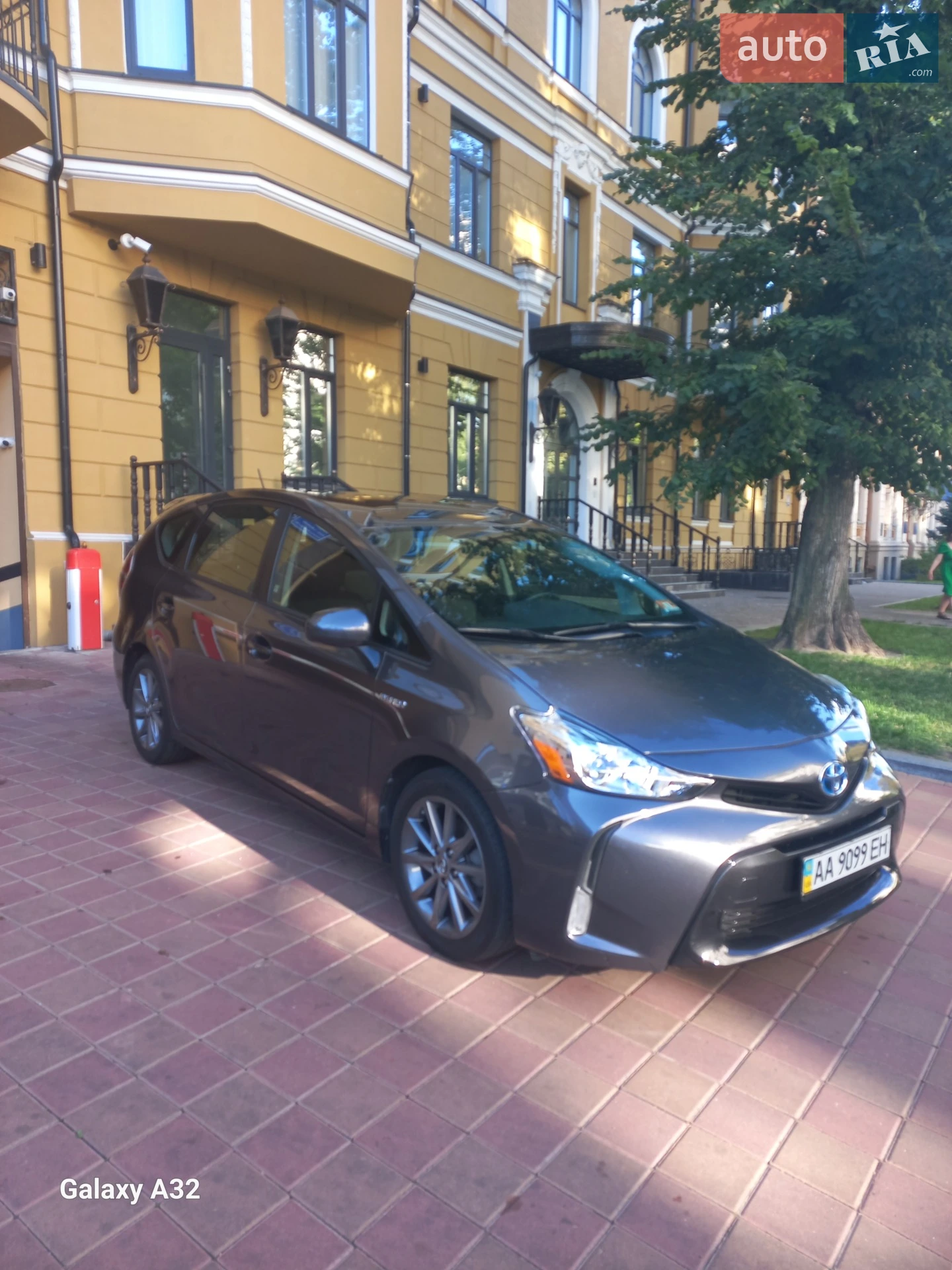 Toyota Prius v, 2015