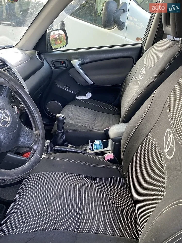 Toyota RAV4, 2005