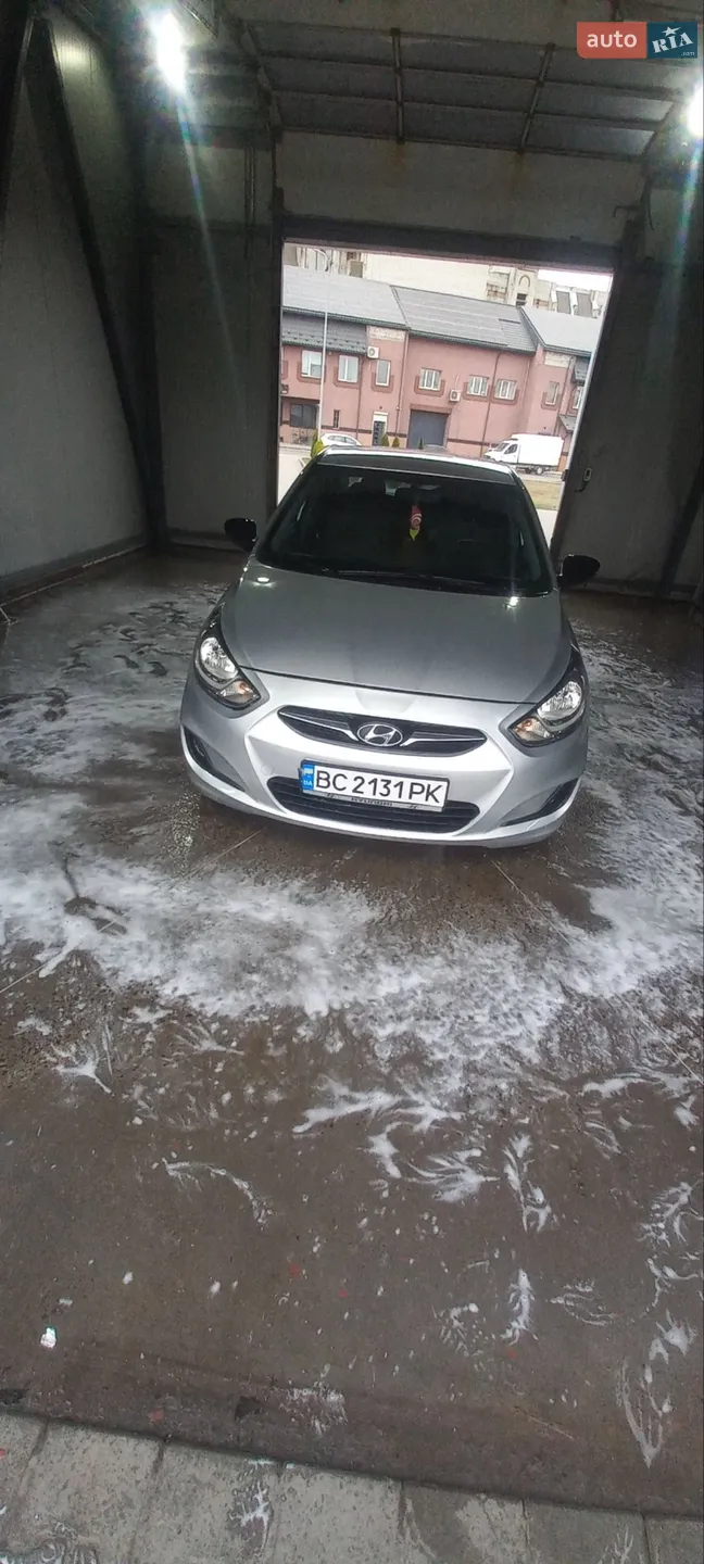 Hyundai Accent, 2011