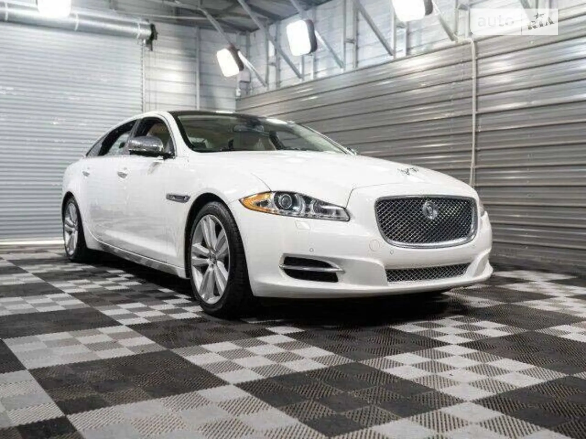 Jaguar XJ, 2011