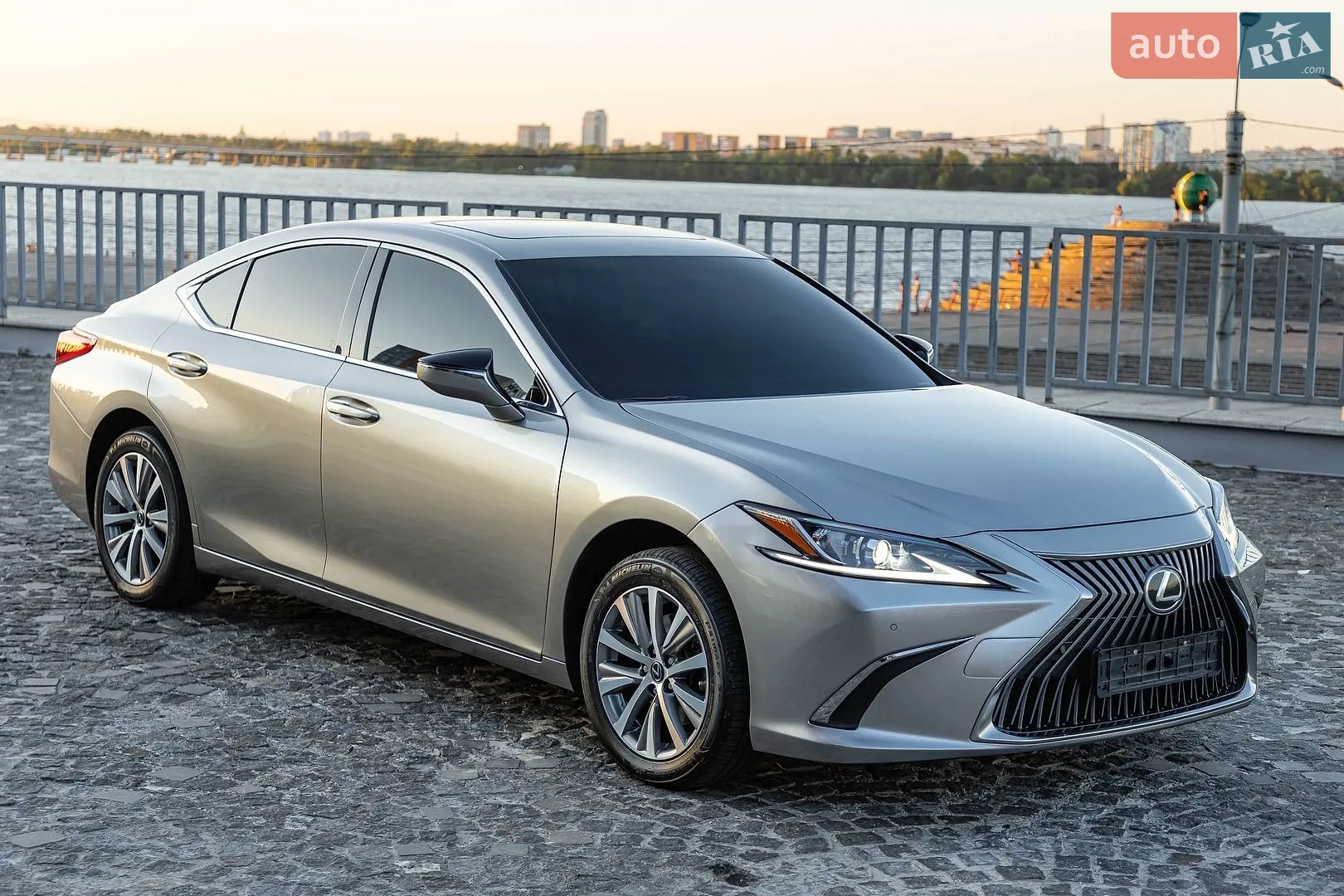 Lexus ES, 2019
