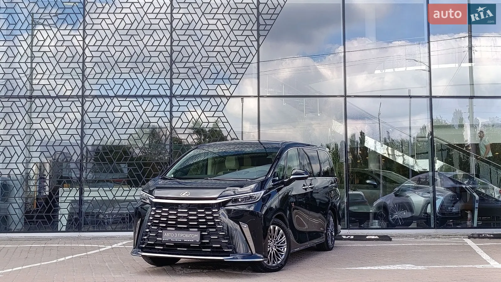 Lexus LM, 2025