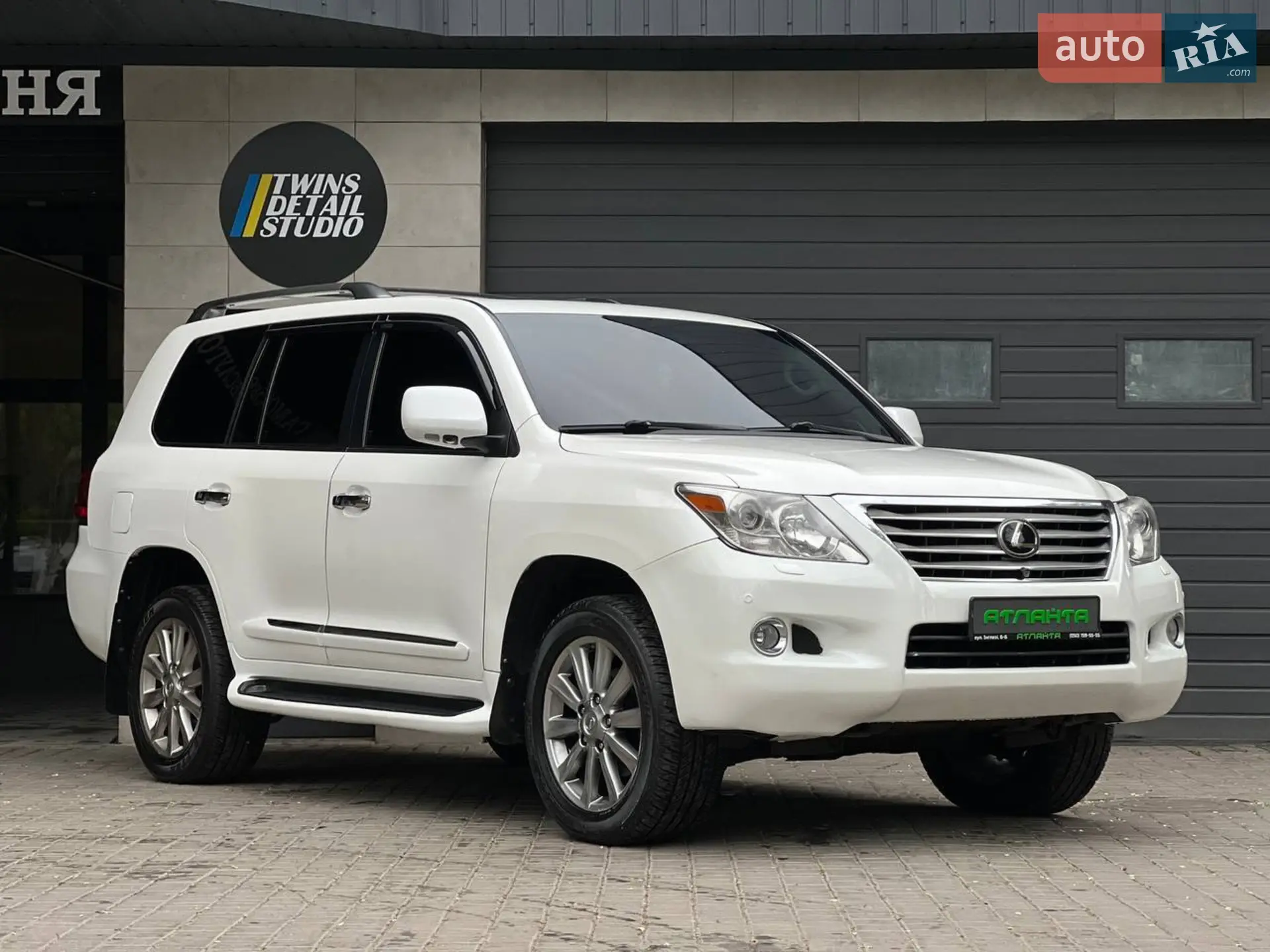 Lexus LX, 2011