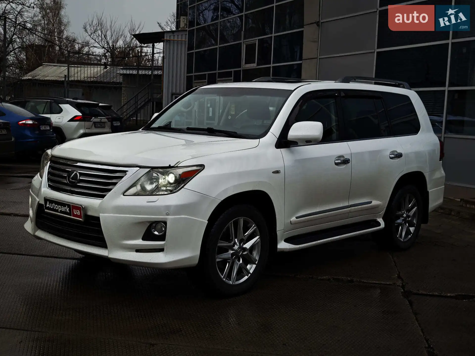Lexus LX, 2011
