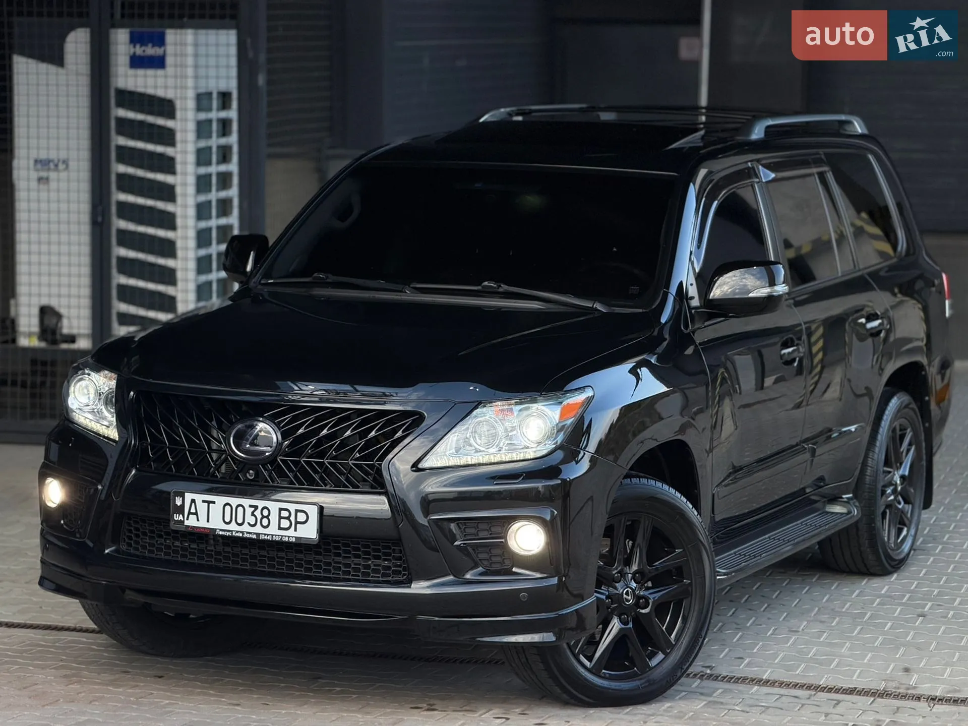 Lexus LX, 2012