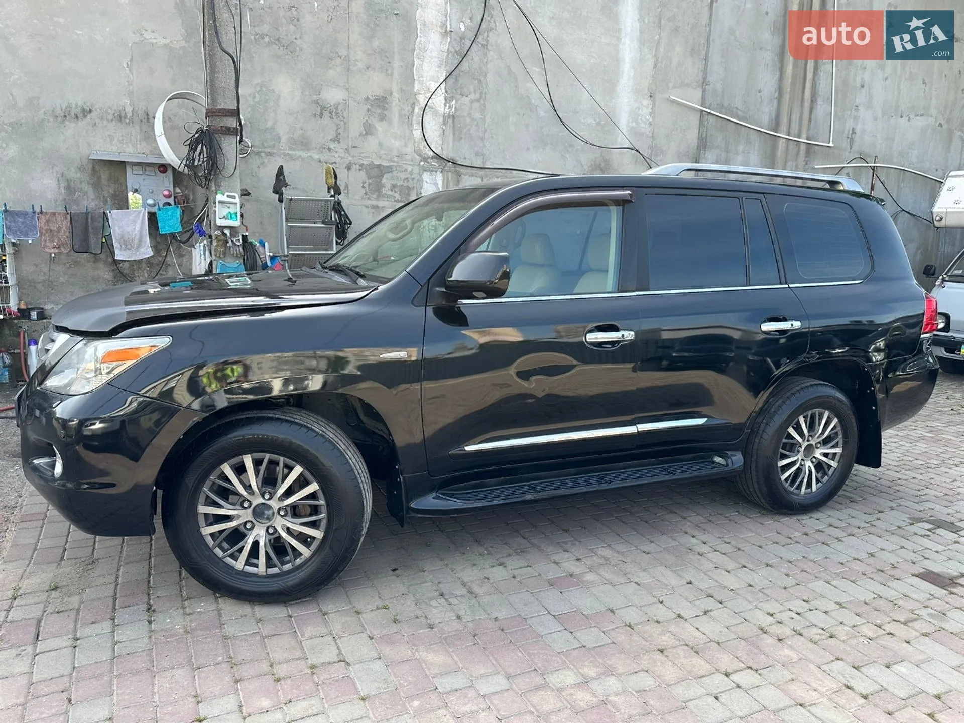 Lexus LX, 2010