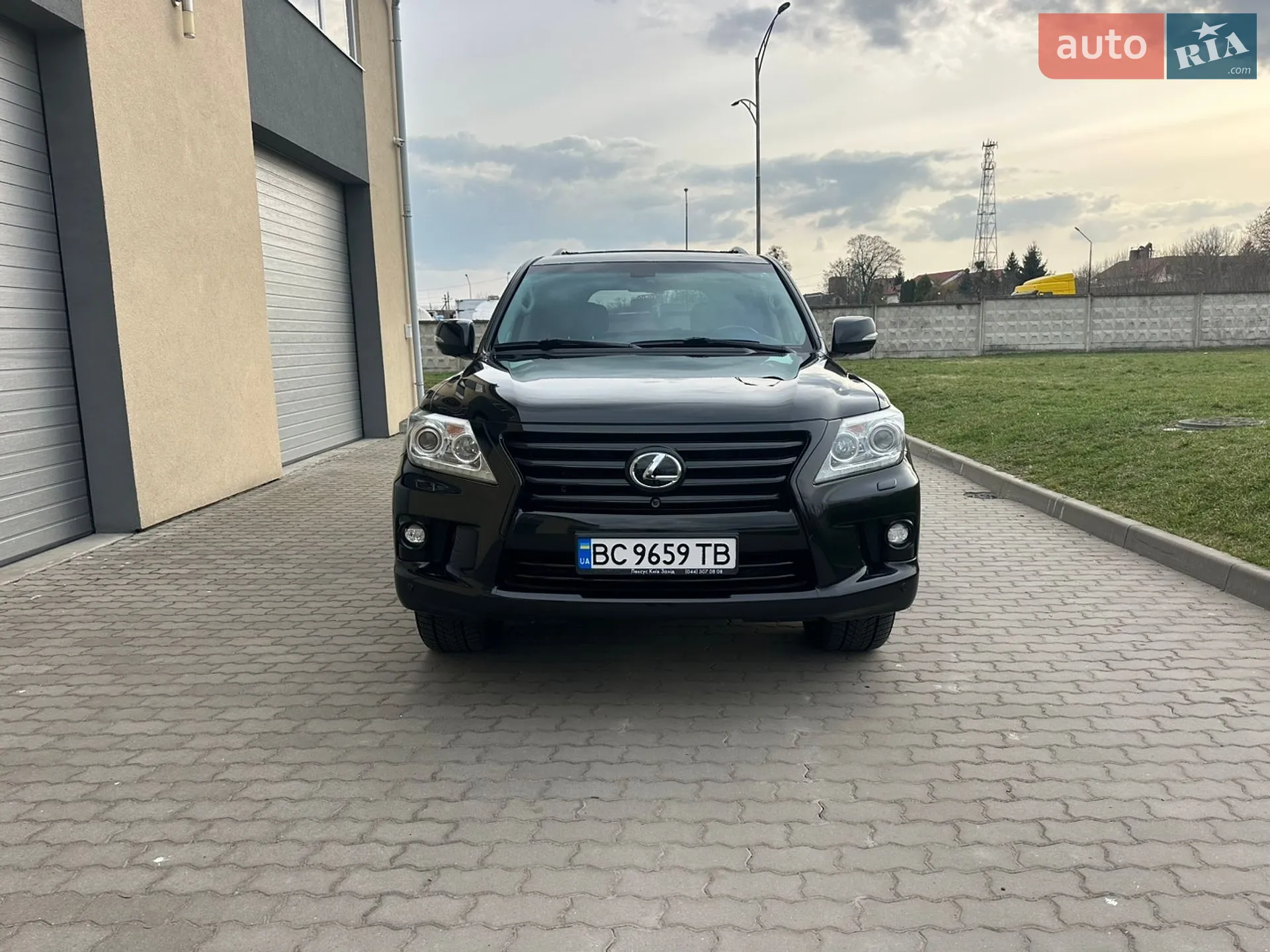 Lexus LX, 2013