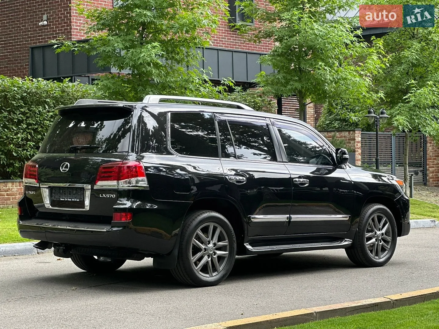 Lexus LX, 2013