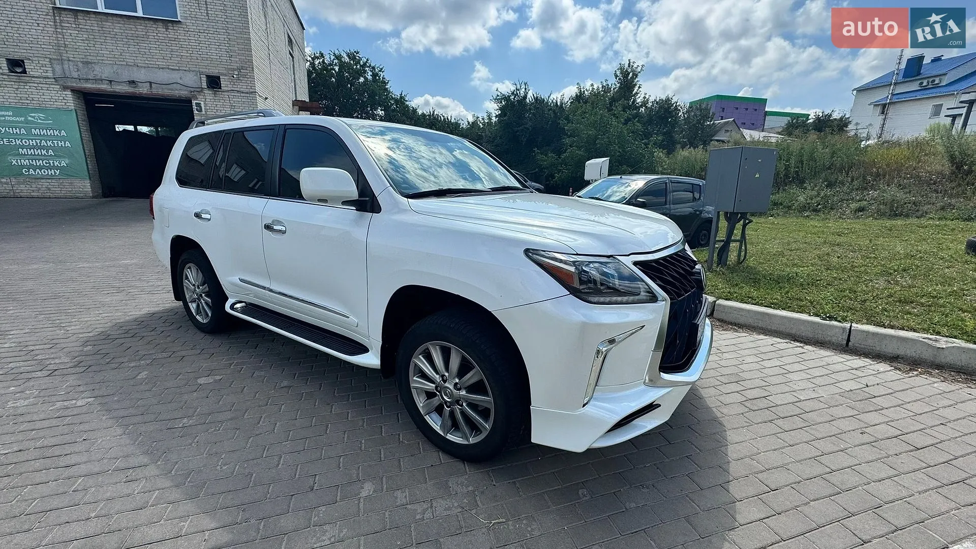 Lexus LX, 2010