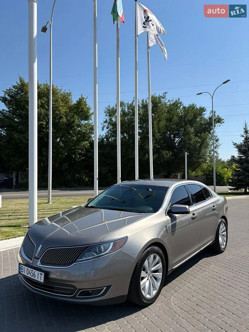 Lincoln MKS, 2015
