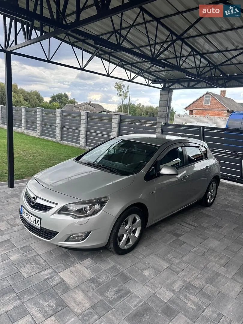 Opel Astra, 2011