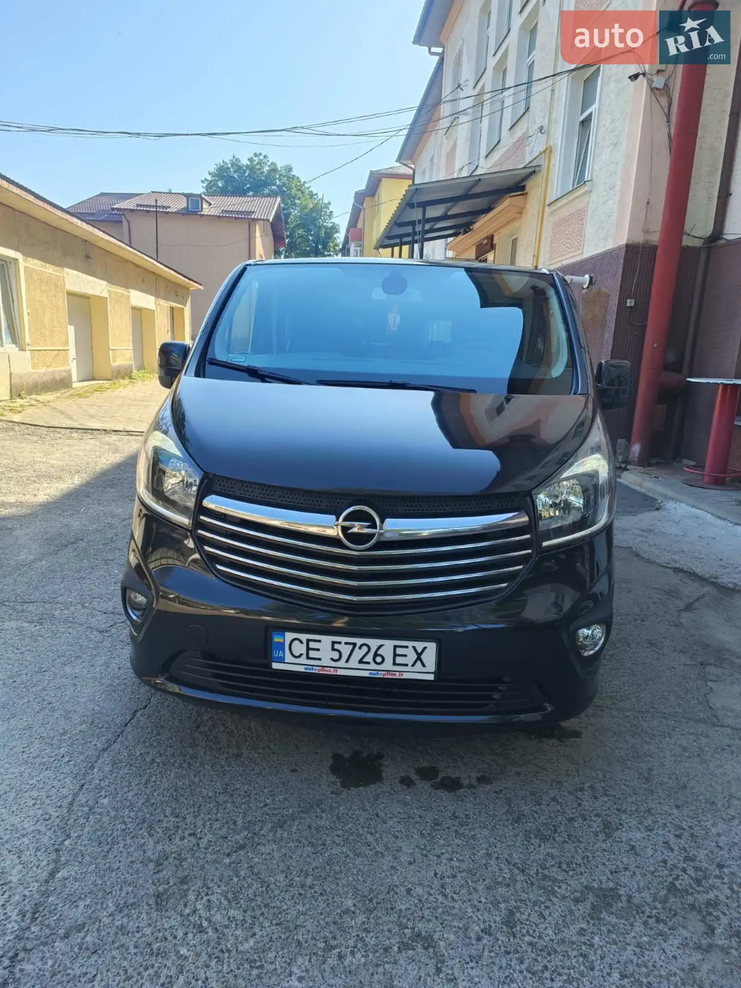 Opel Vivaro 2017 — 1