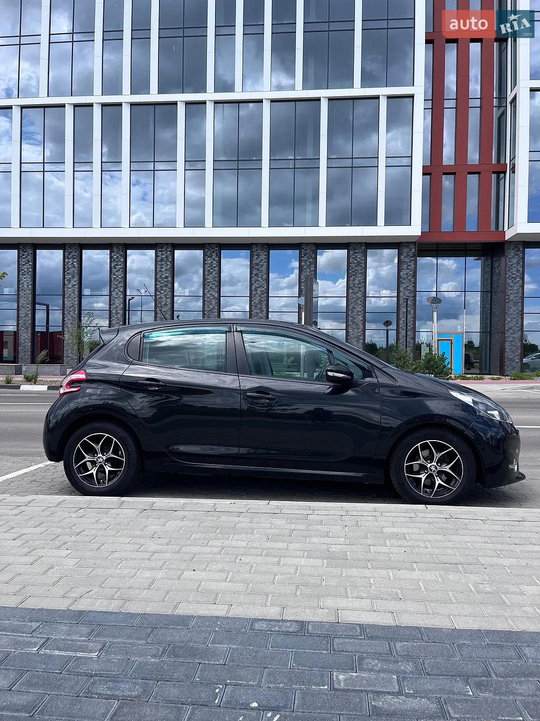 Peugeot 208, 2012