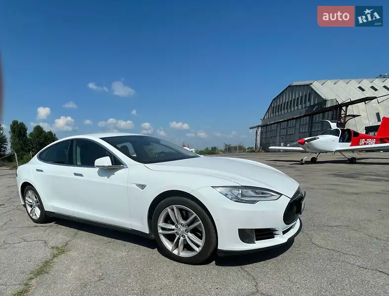 Tesla Model S, 2015