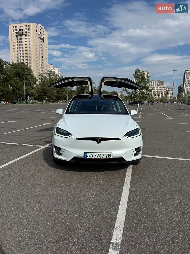 Tesla Model X, 2017