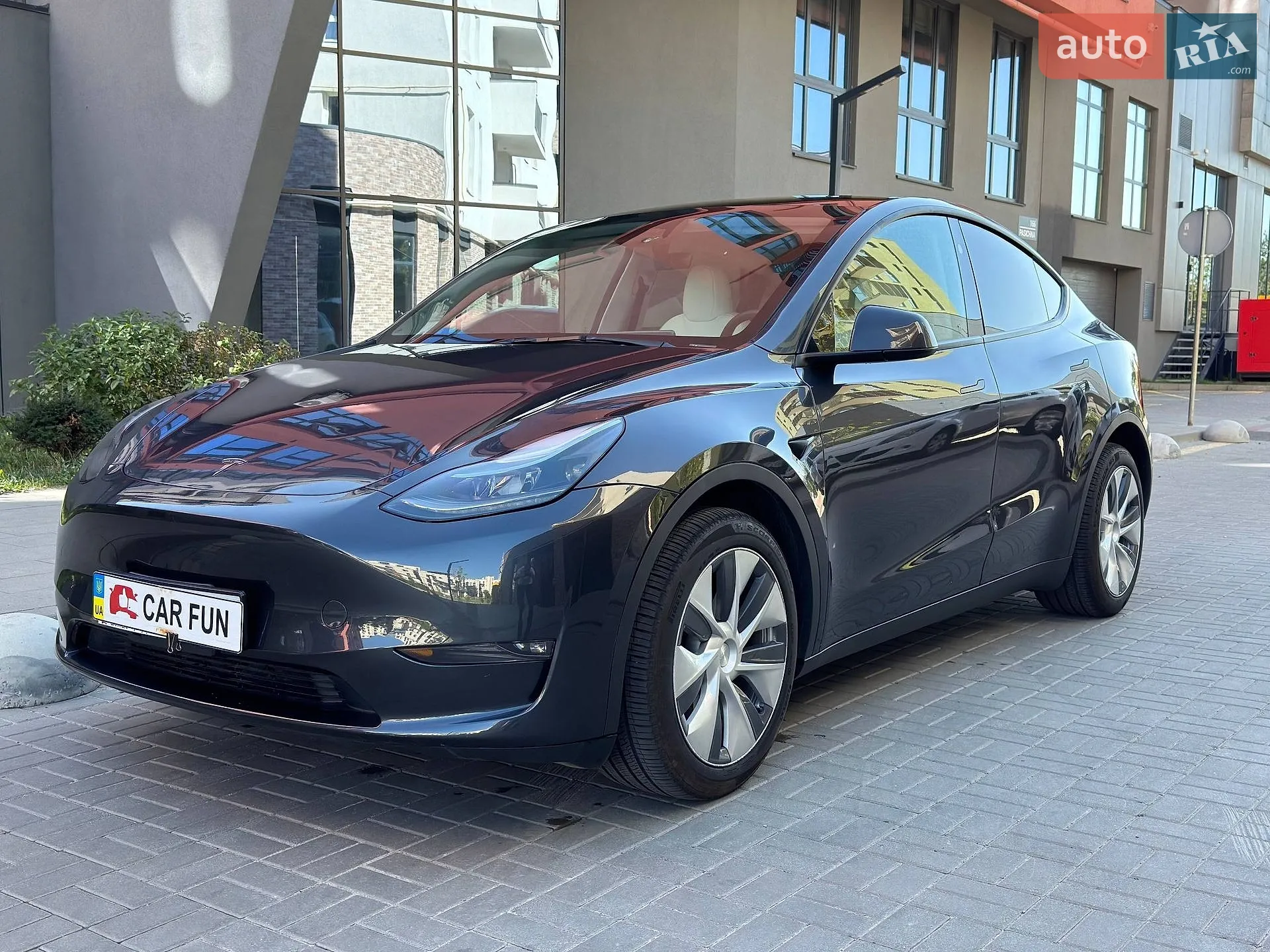 Tesla Model Y, 2024