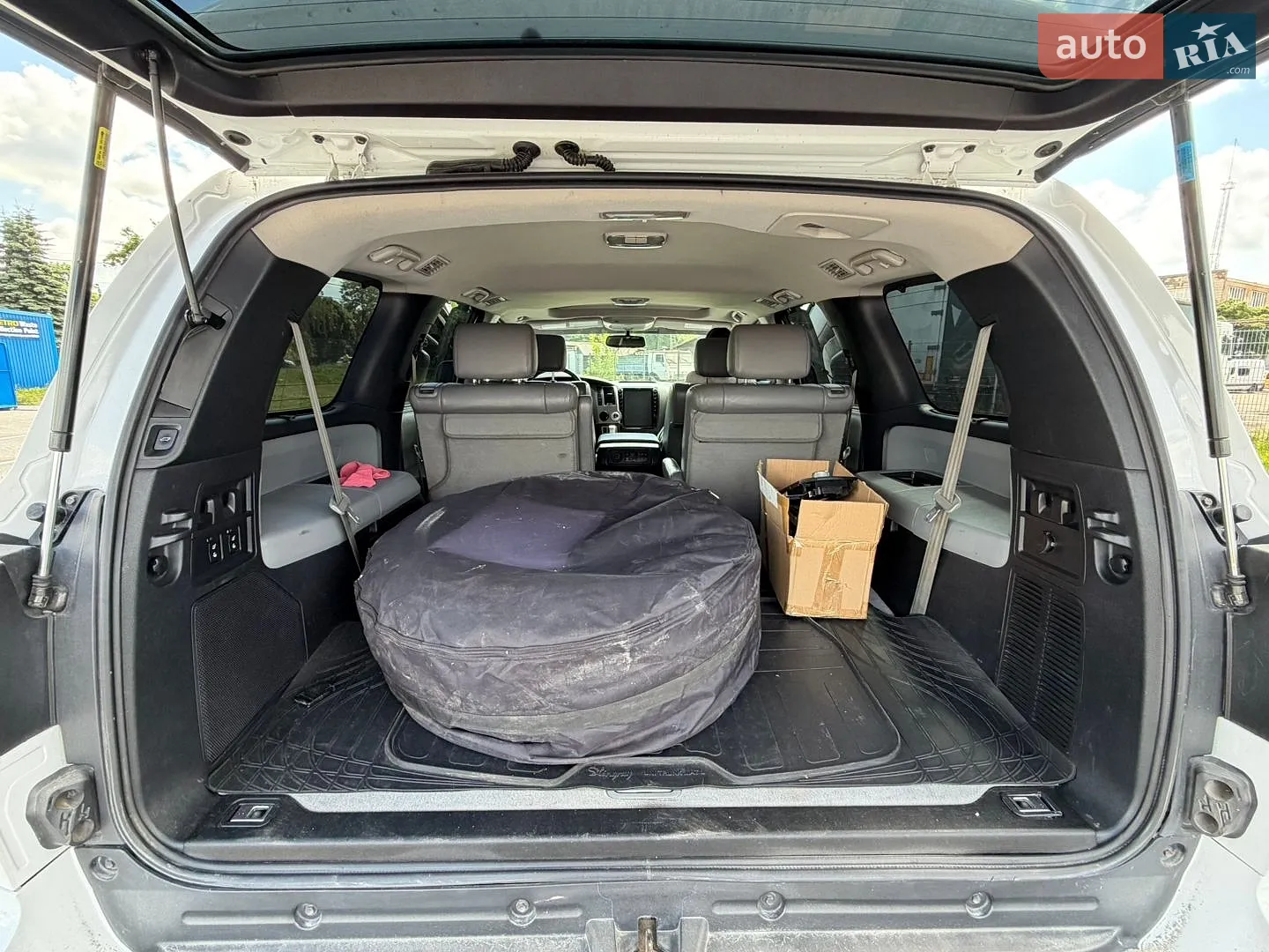Toyota Sequoia, 2011